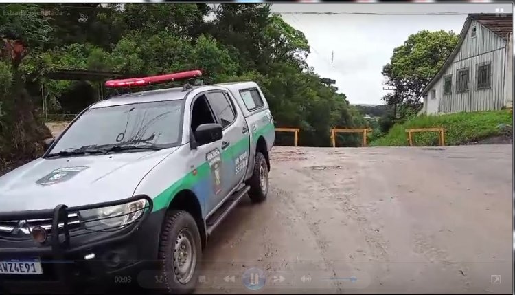 Defesa Civil de Rio Negro interdita estrada geral da Fazendinha