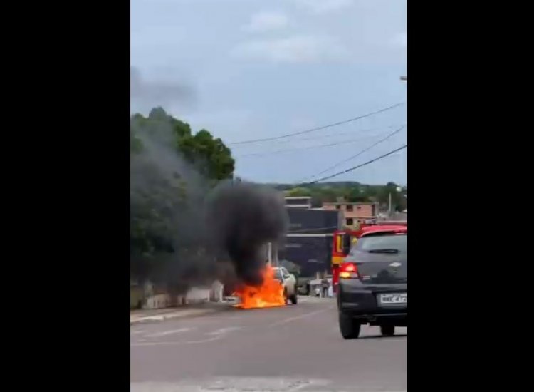 Veículo pega fogo em Mafra, na tarde desta  quinta-feira (19)