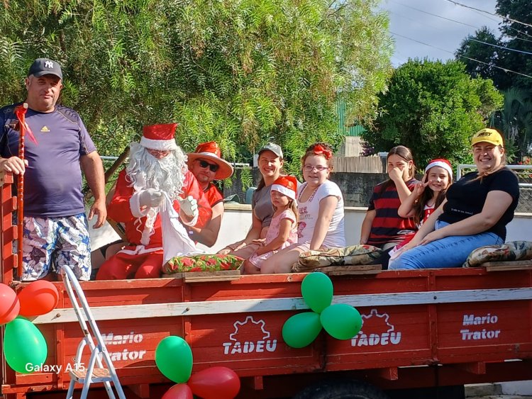 DA CARROCINHA PARA CARRETINHA... Papai Noel faz sucesso em Rio Negro