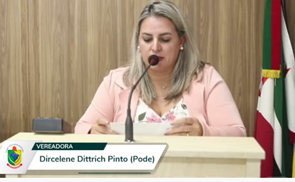 Câmara de Mafra recebe denúncia contra a vereadora Dircelene D. Pinto; ela faltou para ir a um aniversário
