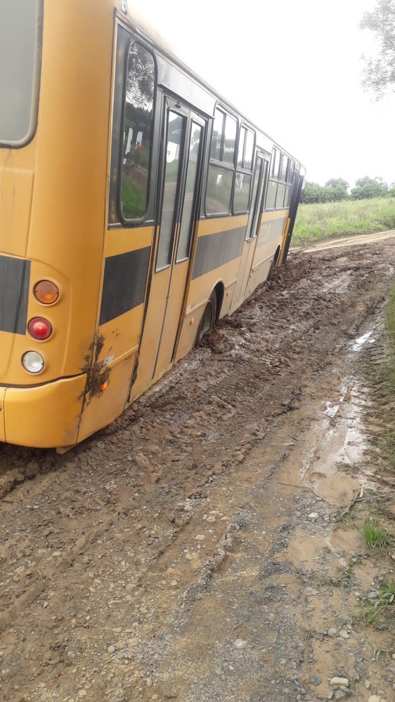 Cenário que se repete em Mafra: mais um ônibus escolar encalhado