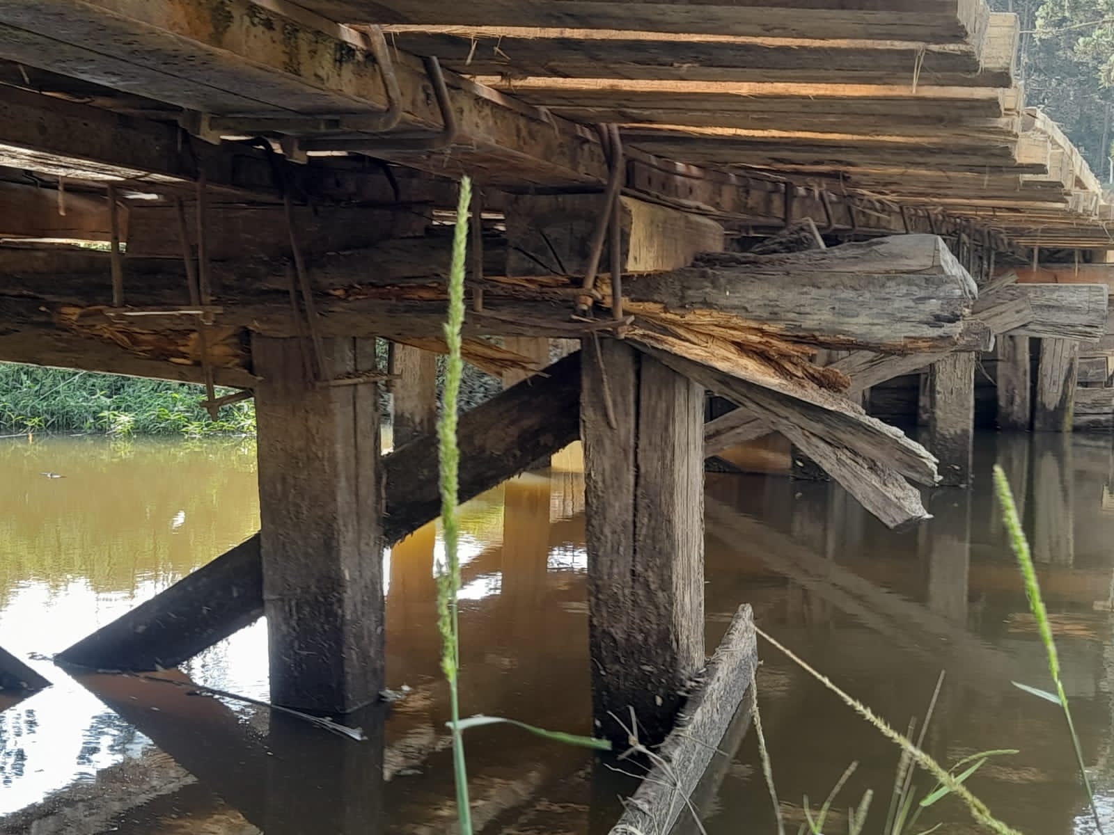 Moradores alertam sobre riscos de mais uma ponte “reformada” pelo prefeito Emerson Maas