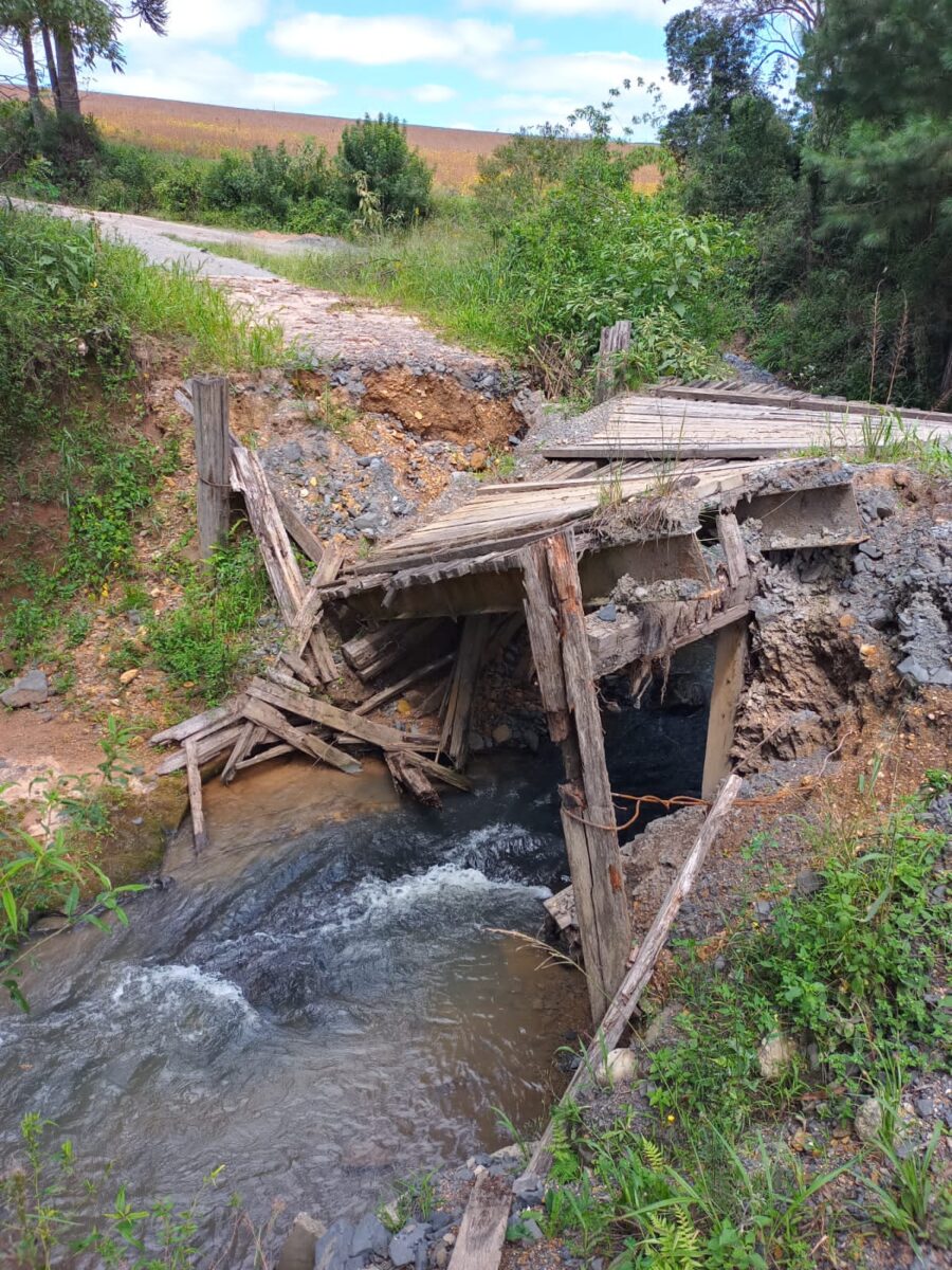 Imagens mostram queda de ponte no interior de Mafra